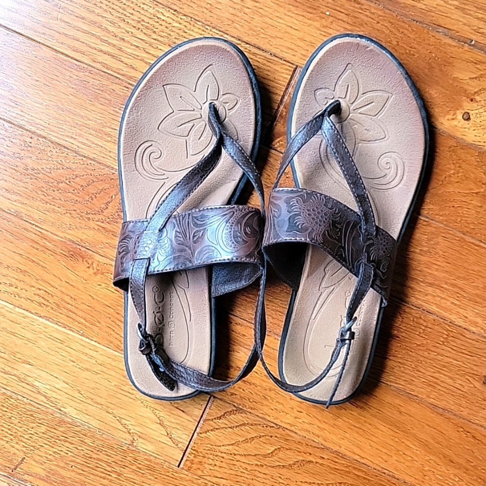 Born BOC sandals, Size 6